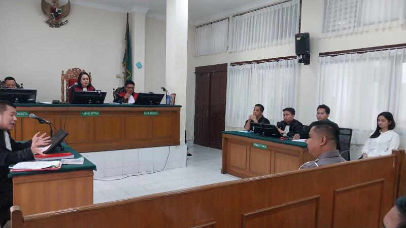 Melihat Korbannya, Pelaku Bingung dan Main HP