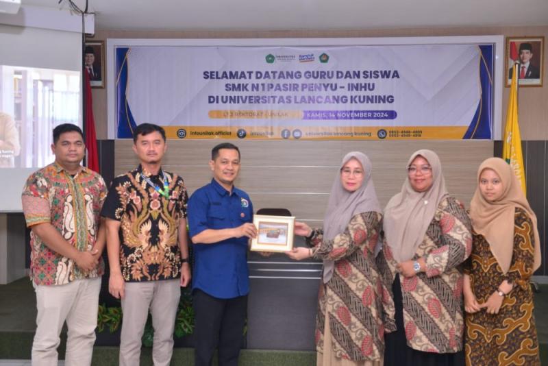 Unilak Dorong Siswa SMKN 1 Pasir Penyu Indragiri Hulu (Inhu) Memanfaatkan Peluang Beasiswa untuk Melanjutkan ke Perguruan Tinggi