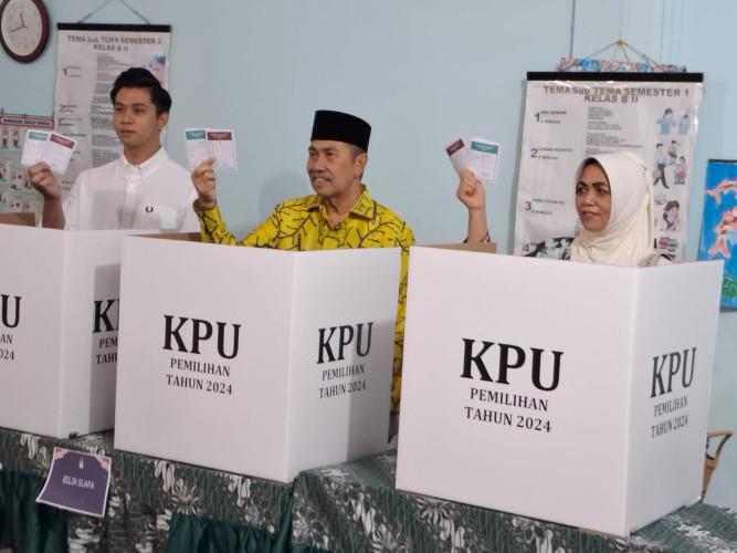 Abdul Wahid-SF Hariyanto Unggul di TPS Syamsuar Nyoblos