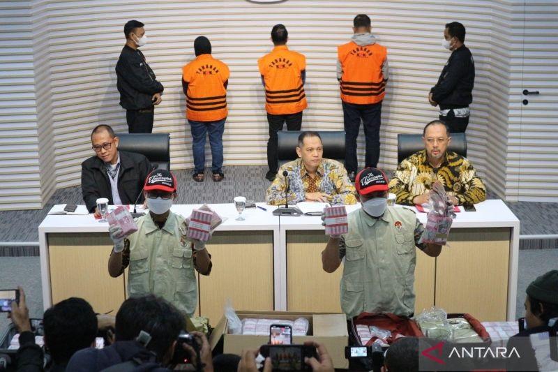 Jumlah OTT KPK di Pekanbaru Jadi 9 orang
