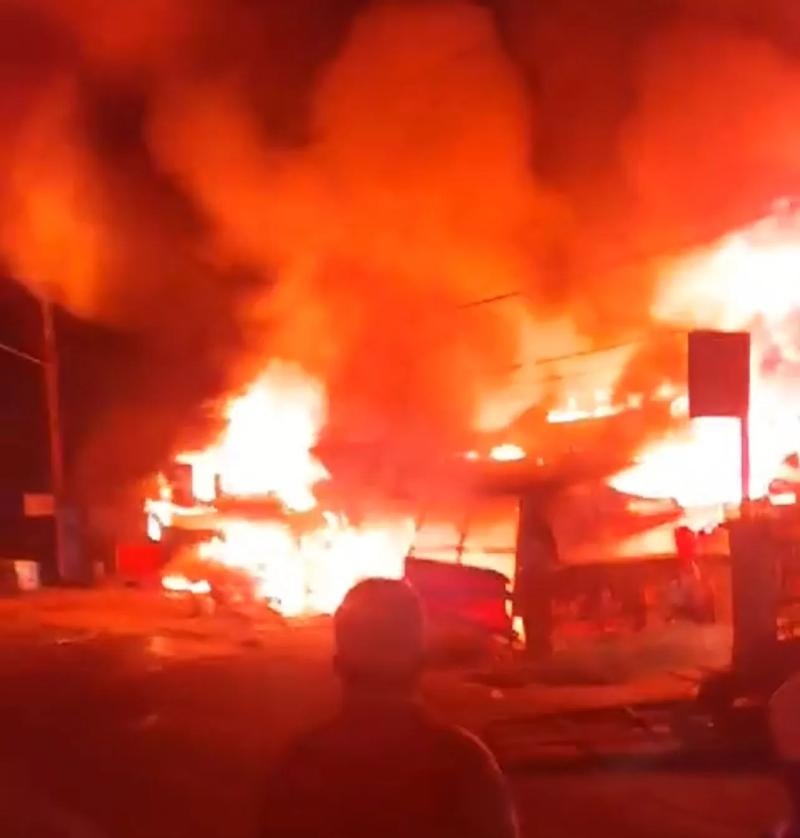 Api Hanguskan 7 Kios dan Satu unit Rumah