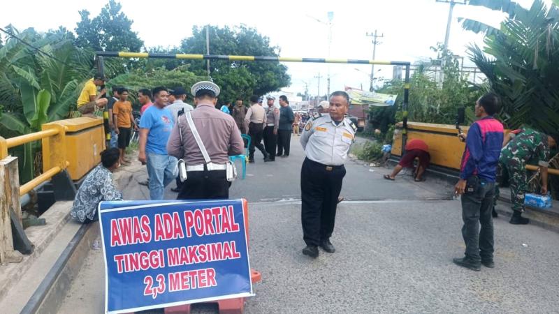 Jembatan Sungai Rokan Dipasang Portal