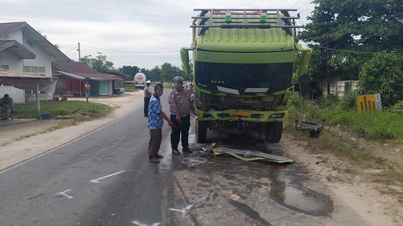 Tabrak Truk, Pengemudi Mobil SUV Tewas