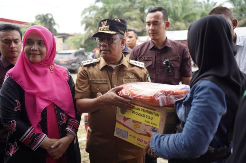 Pemprov Riau Salurkan Bantuan 2,5 Ton Beras Kepada Korban Banjir Inhil