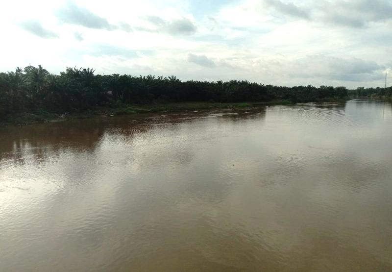 Warga Bermukim Sepanjang Aliran Sungai Kampar Diminta Waspada