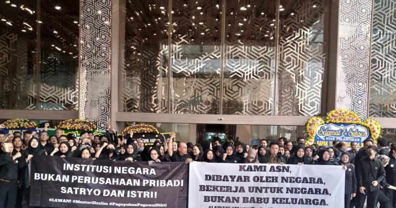 Ratusan ASN Demo Menteri Dikti Saintek
