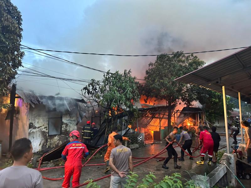 Asrama Polresta Barelang Terbakar, Polda Kepri Gerak Cepat Padamkan Api