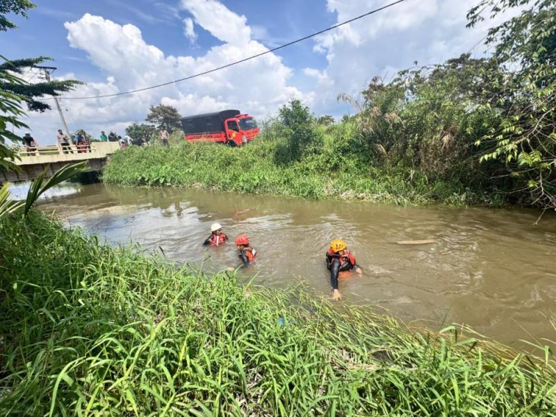 Mandi di Parit Perumahan, Bocah 9 Tahun Hanyut dan Hilang