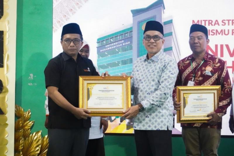 Umri Raih Penghargaan Mitra Strategis Lazismu Wilayah Riau