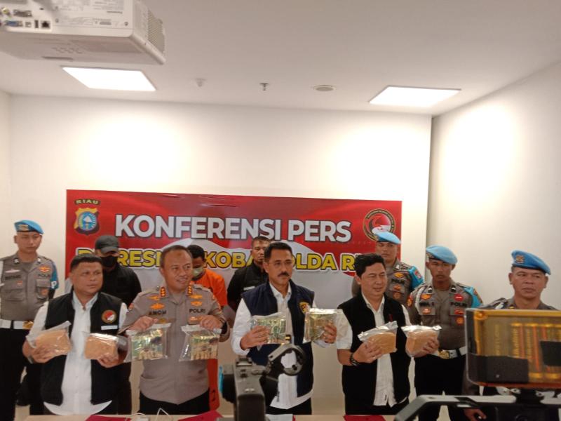 Polda Riau Tangkap Tersangka Sabu Senilai Rp14,32 Miliar