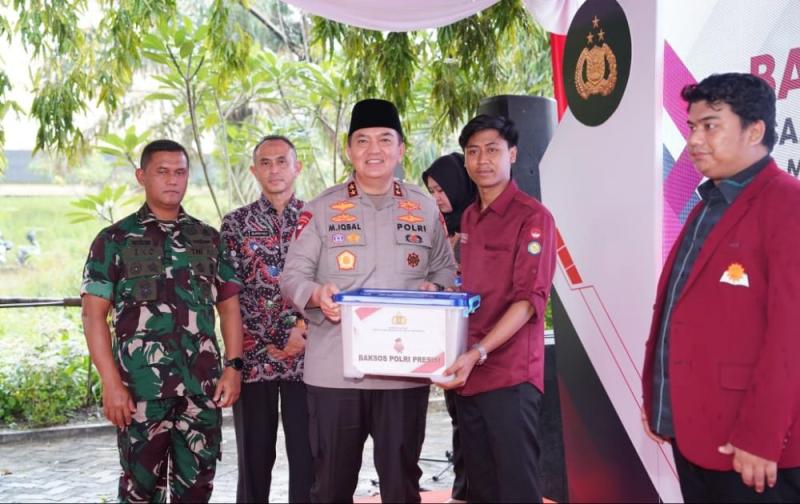 Kapolda Riau Salurkan 2.250 Paket Sembako Bagi Mahasiswa