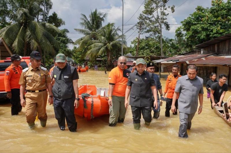 Tinjau Lokasi Banjir, Gubri Abdul Wahid Prioritaskan Keselamatan Warga