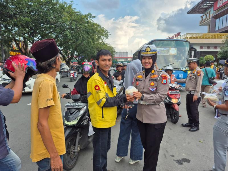 Sempat Dikira Razia, Ternyata Ditlantas Polda Riau Gelar Ramadan Berbagi