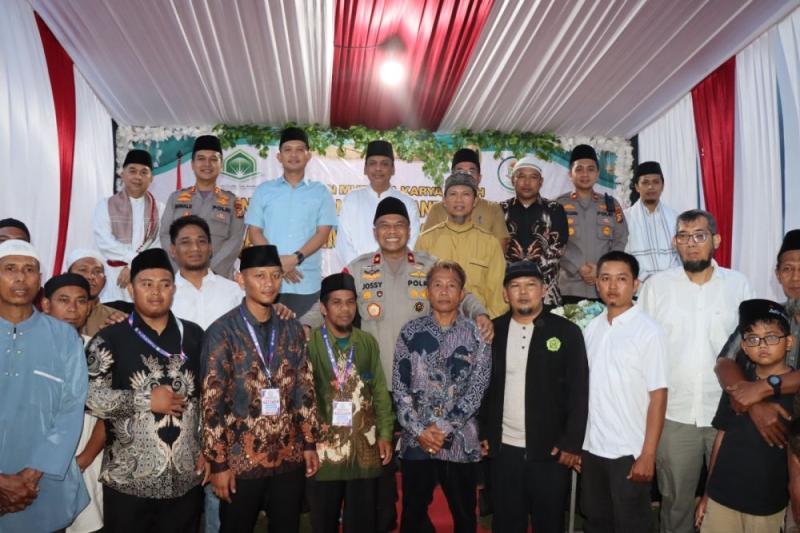 Wakapolda Riau dan Kapolres Kampar Buka Puasa Bareng Santri