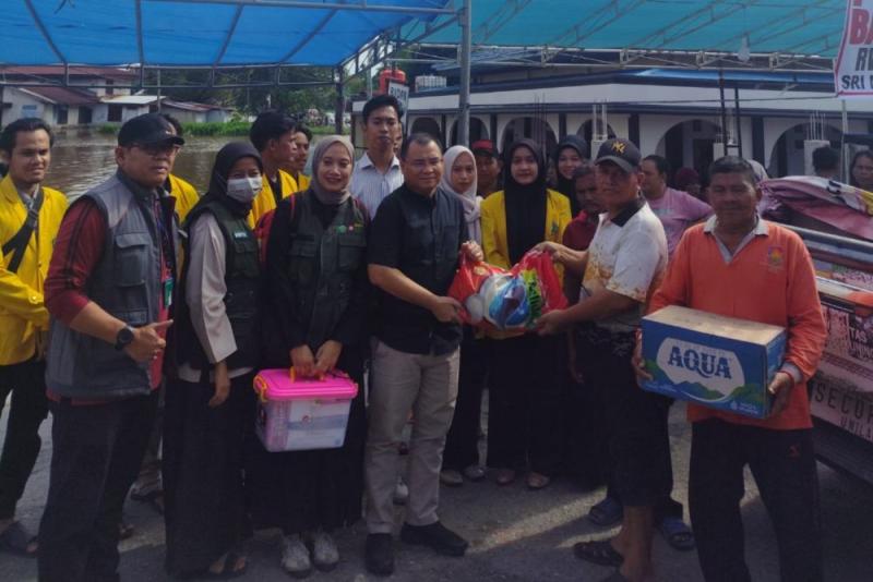 Peduli Korban Banjir, Rektor Unilak Salurkan Bantuan