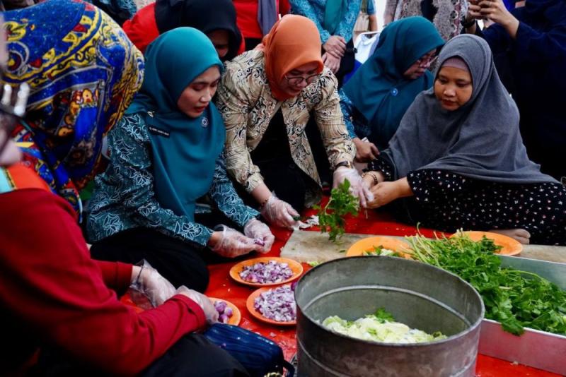 Support Relawan, Ketua TP-PKK Riau Ikut Masak di Dapur Umum