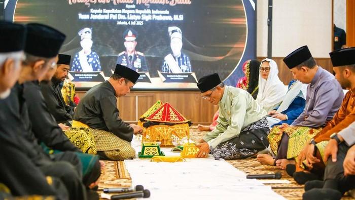 Lembaga Adat Riau Beri Anugerah Ingatan Budi ke Kapolri