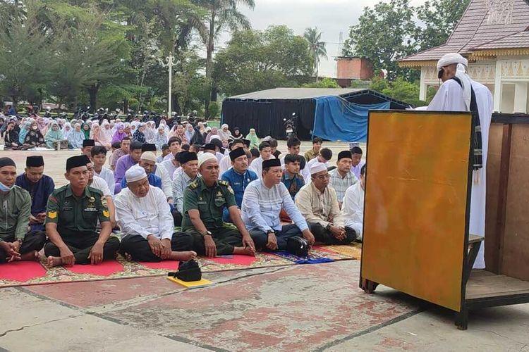 Kabut Asap Makin Parah, Ribuan Warga Rokan Hulu Gelar Salat Istisqa