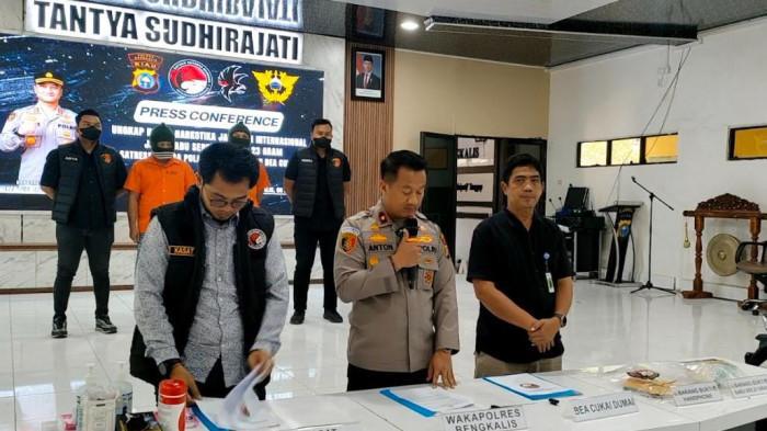 Polres Bengkalis Tangkap Dua Kurir Narkoba di Mandau, Sabu Hampir 1 Kg Diamankan