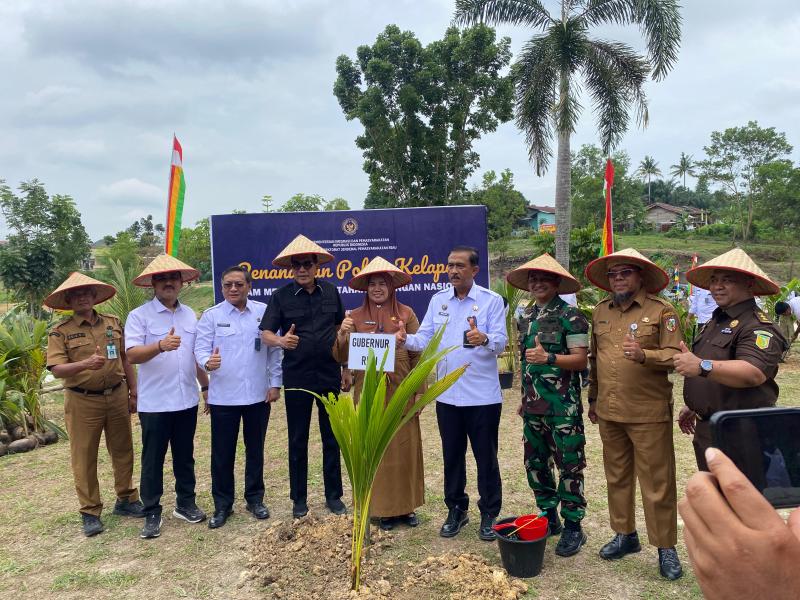 Imigrasi Pekanbaru Laksanakan Penanaman Pohon Kepala Serentak