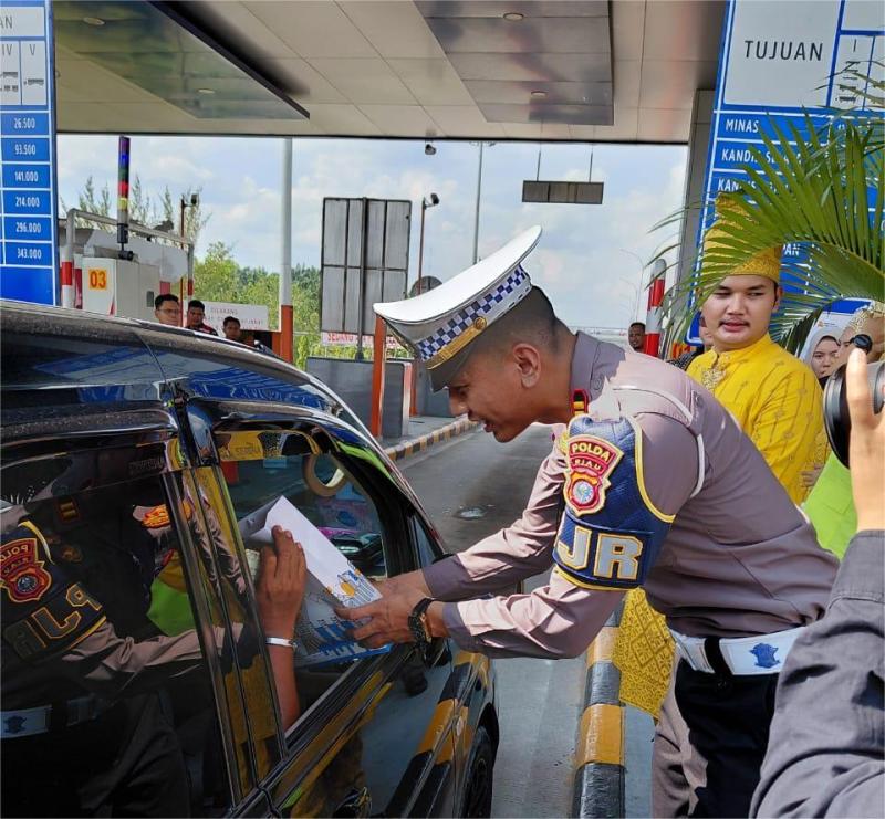 Polantas Menyapa: Ditlantas Polda Riau Dekatkan Anak dengan Keselamatan Berlalu Lintas dan Green Policing