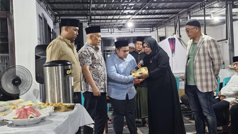 Takziah Malam Ketiga, PWI Pusat Serahkan Uang Duka kepada Keluarga Almarhum Zulmansyah Sekedang
