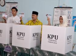 Abdul Wahid-SF Hariyanto Unggul di TPS Syamsuar Nyoblos