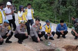 Kapolda Riau Tinjau Lokasi Longsor Tanjung Alai