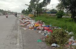 Warga Keluhkan Sampah Berserak di Tepi Jalanan Kota Pekanbaru