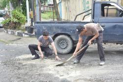 Cegah Kecelakaan, Sat Lantas Polresta Pekanbaru Cor Jalan Berlubang