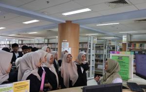 Puluhan Siswa dan Guru SMKN 1 Padang Panjang Wisata Literasi ke Perpustakaan Soeman Hs Riau