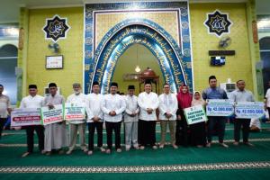 Safari Ramadan Wagubri, Salurkan Paket Santunan di Masjid Nurul Ibadah