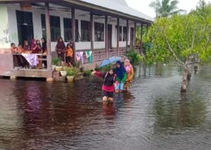 KBM 24 Sekolah di Pelalawan Lumpuh Total Akibat Bencana Banjir