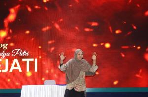 Tersentuh Penampilan Monolog, Rektor UMSU Beri Beasiswa Kepada Mutiara Pramudya Putri