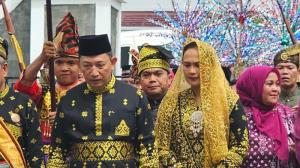 Pakai Baju Adat Melayu, Kapolri Tiba di LAM Riau untuk Prosesi Anugerah Adat