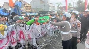 Polwan Sapa Massa Aksi, Ditlantas Polda Riau Atur Lalu Lintas di Jalan Pattimura