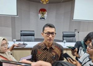 KPK Geledah Kantor Dinas Pendidikan Terkait Kasus Gubernur Riau