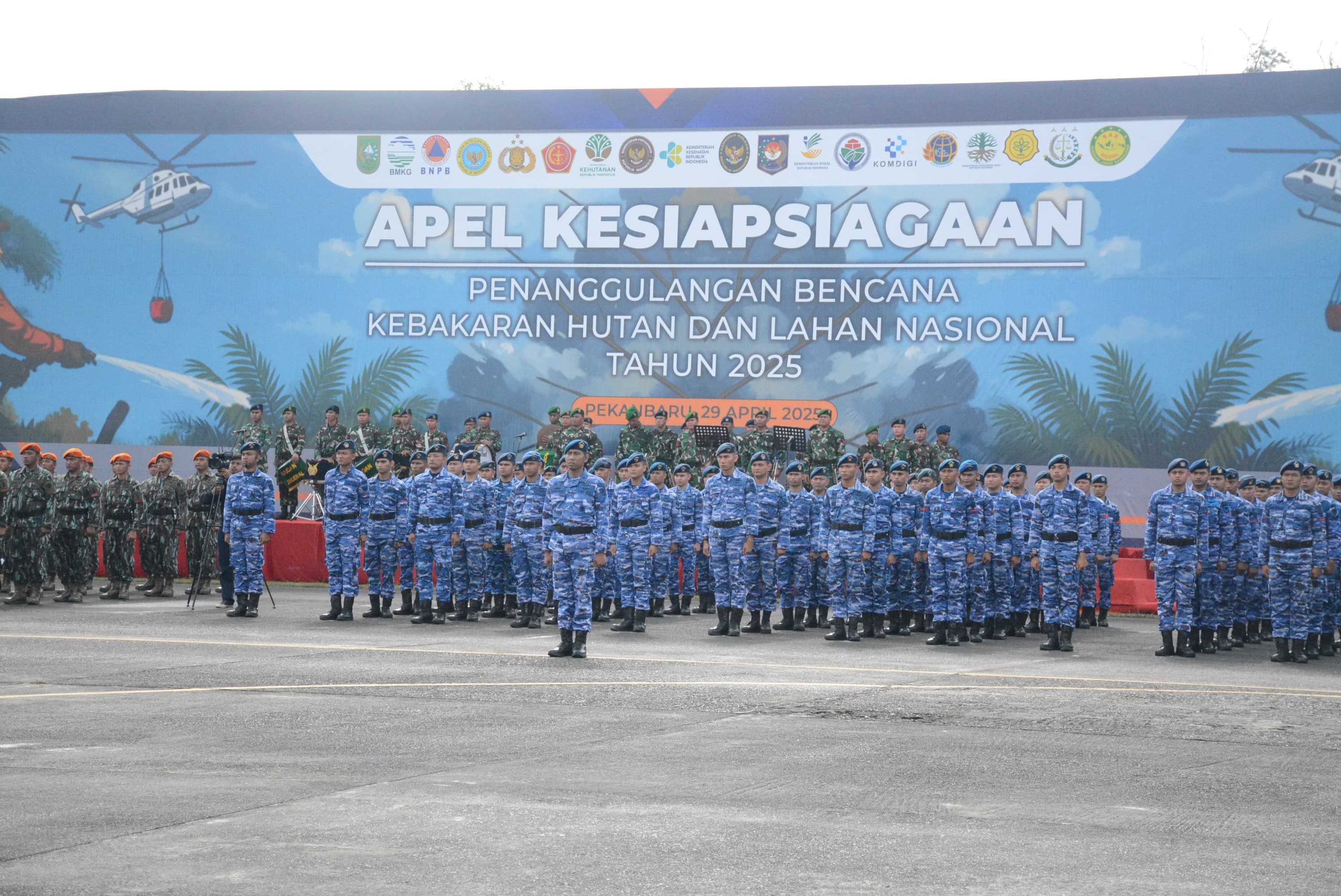 Para personil gabungan mengikuti <a href='https://www.cakrawalariau.com/tag/apel-kesiapsiagaan-personel-karhutla-2025-provinsi-riau' alt='Apel Kesiapsiagaan Personel Karhutla 2025 Provinsi Riau'  style='color:#0078b8;font-weight:600'>Apel Kesiapsiagaan Personel Karhutla 2025 Provinsi Riau</a>.