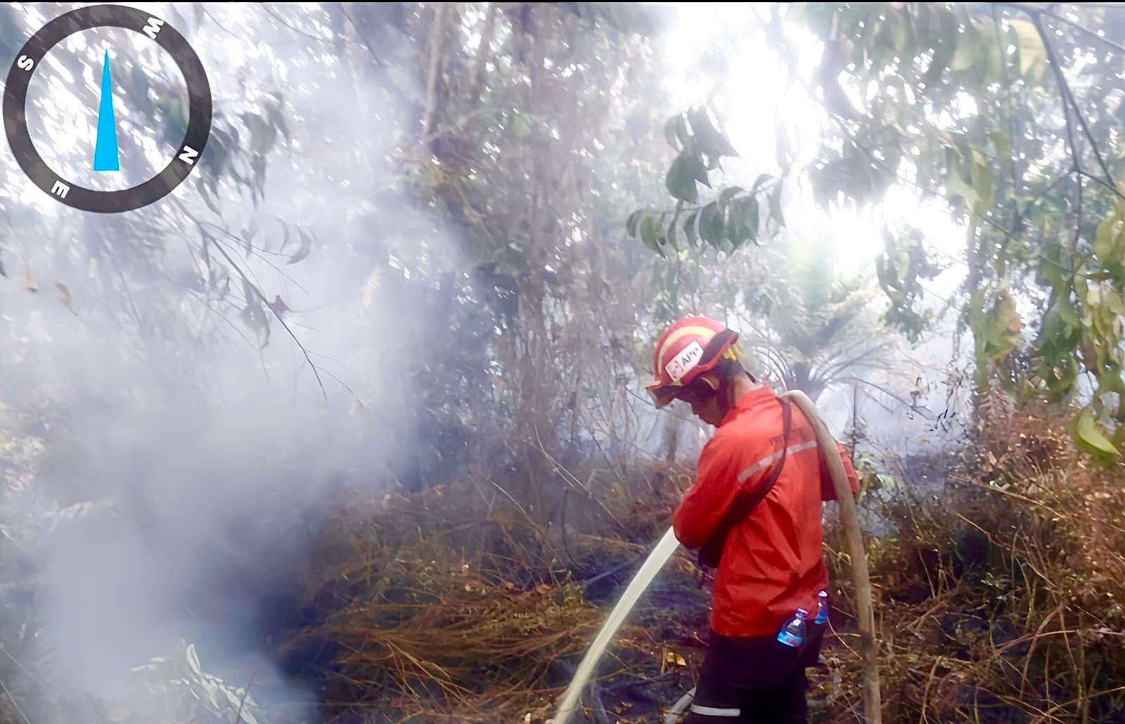 RPK PT Arara Abadi saat berjibaku memadamkan kebakaran hutan dan lahan (<a href='https://www.cakrawalariau.com/tag/karhutla' alt='Karhutla'  style='color:#0078b8;font-weight:600'>Karhutla</a>).