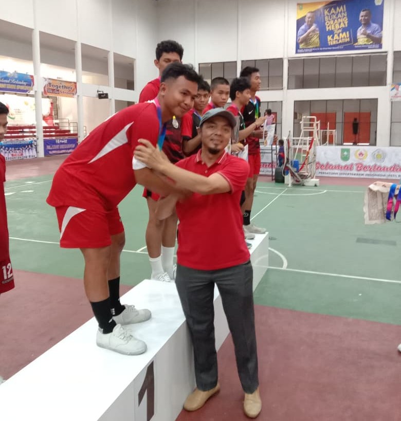 Ketua PSTI Kampar, Zulpan Azmi memberikan semangat pada atlet sepak takraw Kampar yang berhasil menjuarai Liga Sepak Takraw Riau.