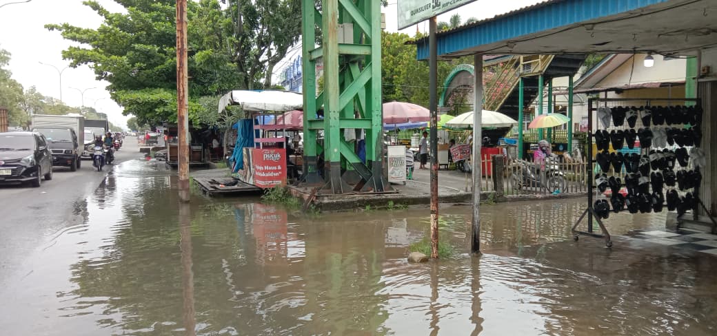 Air menggenang di depan SD Negeri 105 Panam.