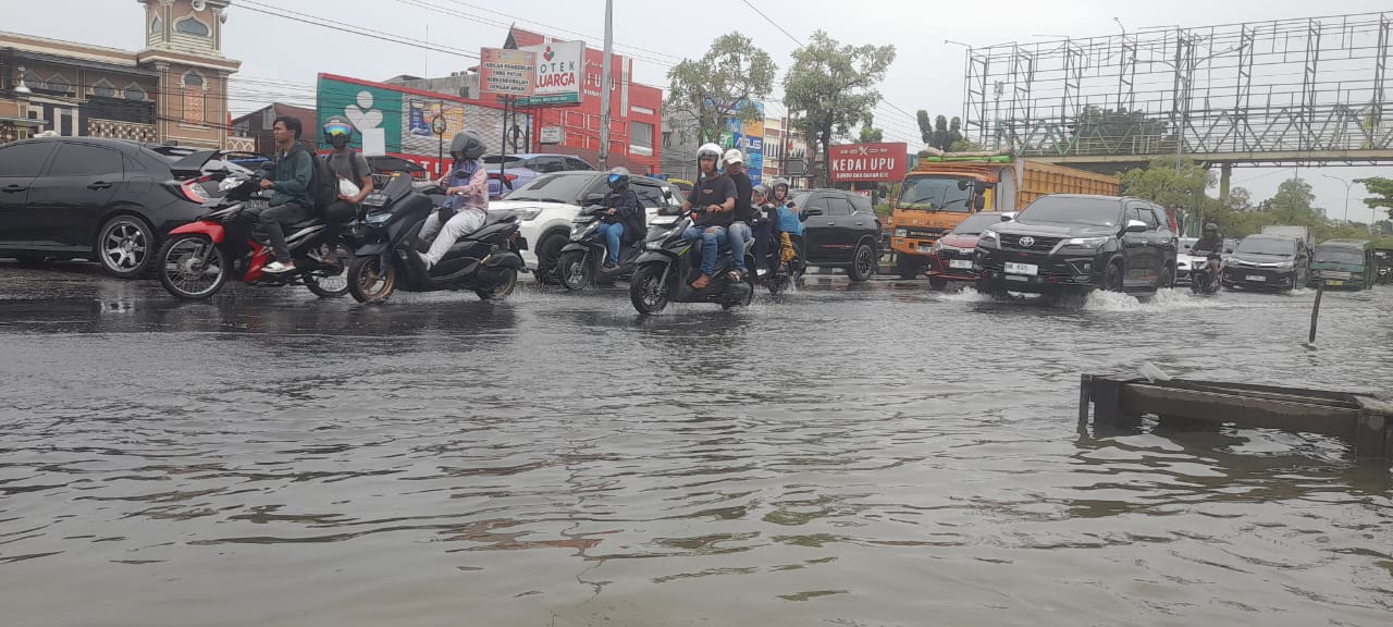 Laju kendaraan terganggu akibat genangan air yang mencapai betis kaki di U-turn Masjid Nurul Huda, Jalan HR Soebrantas. 