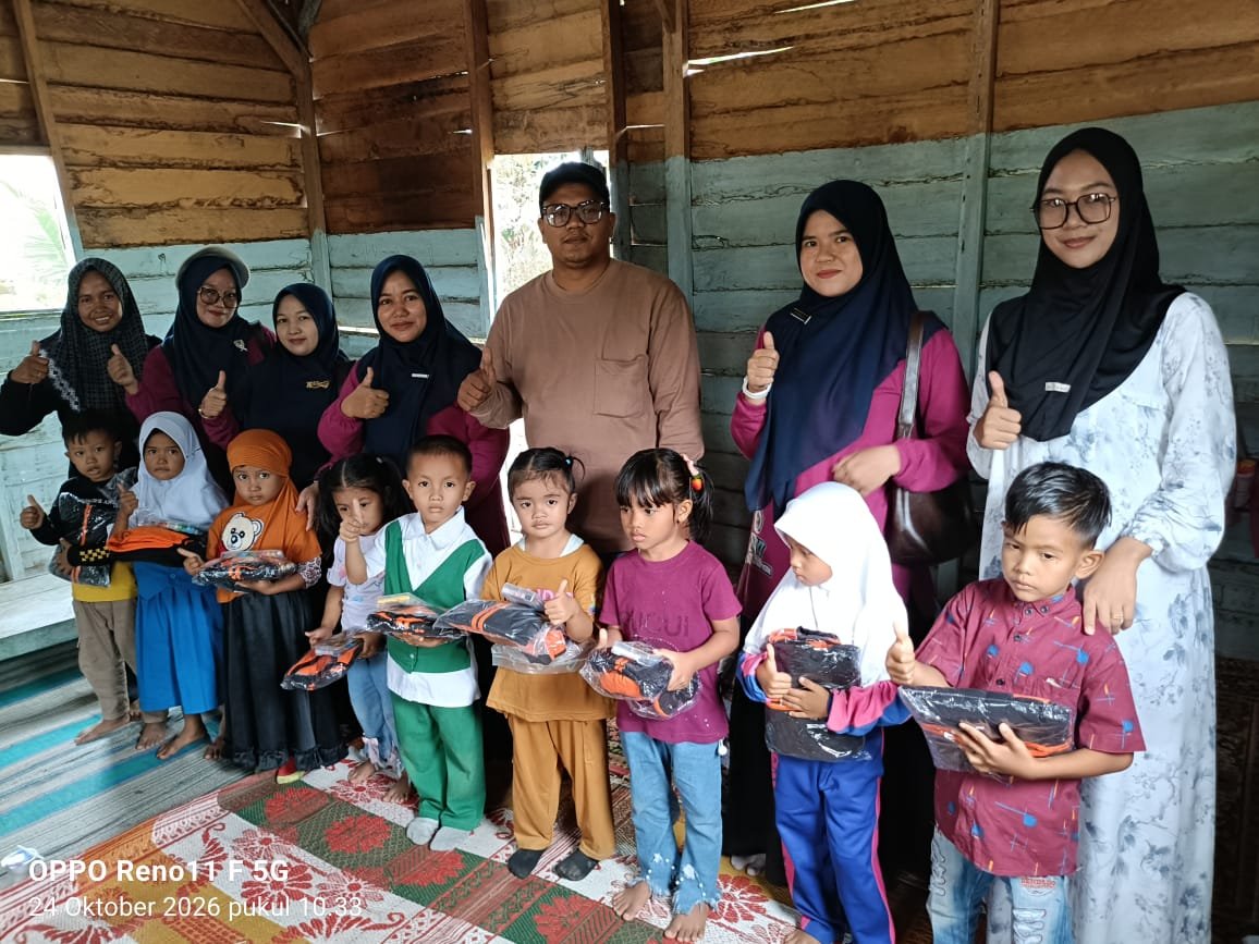 Kepsek TK Syekh Burhanuddin Kuntu, Meri Puspitasari SPd Cr beserta rombongan mengabadikan moment kebersamaan dengan anak didik dan guru di ruang sekolah, Dusun Pematang Panjang. 