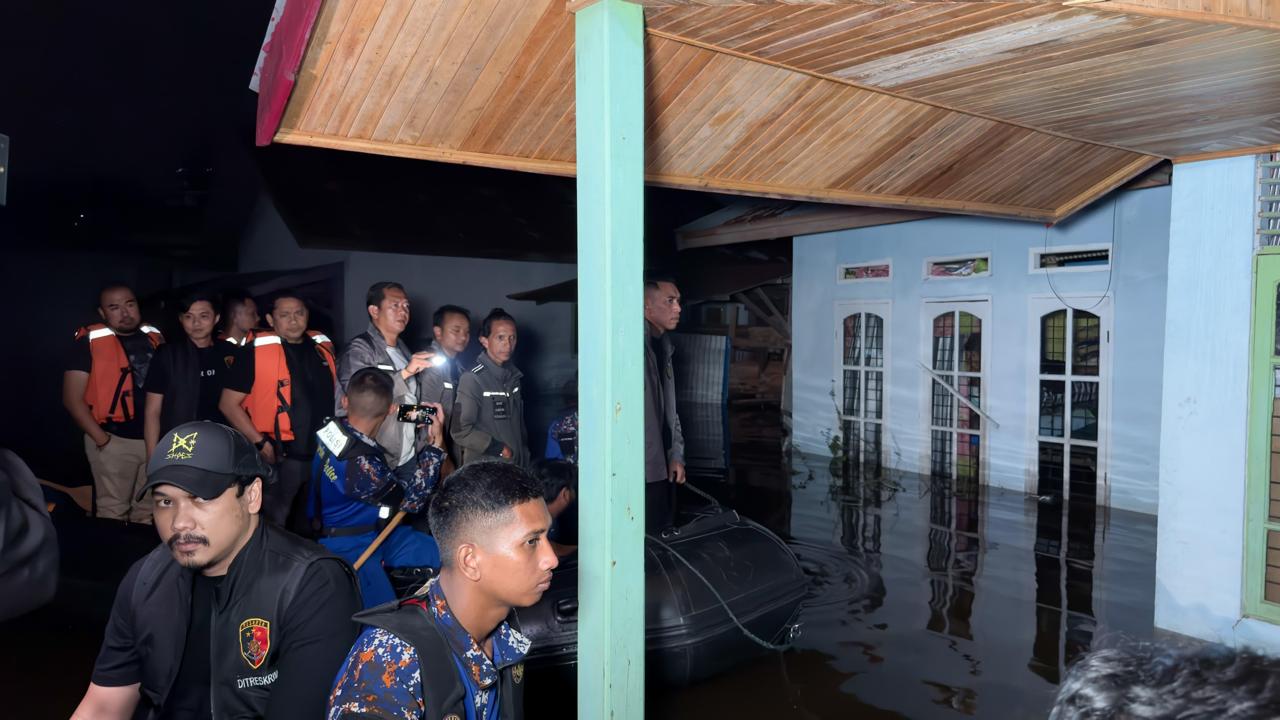 Ditpolairud Polda Riau, Kombes Pol Asep Darmawan masuk ke lokasi banjir dan meninjau langsung warga yang masih bertahan di rumahnya.