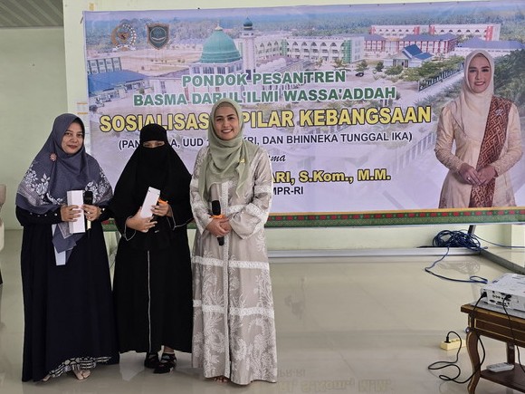 Anggota DPR RI Dr Hj Karmila Sari SKom MM bersama santriwati.