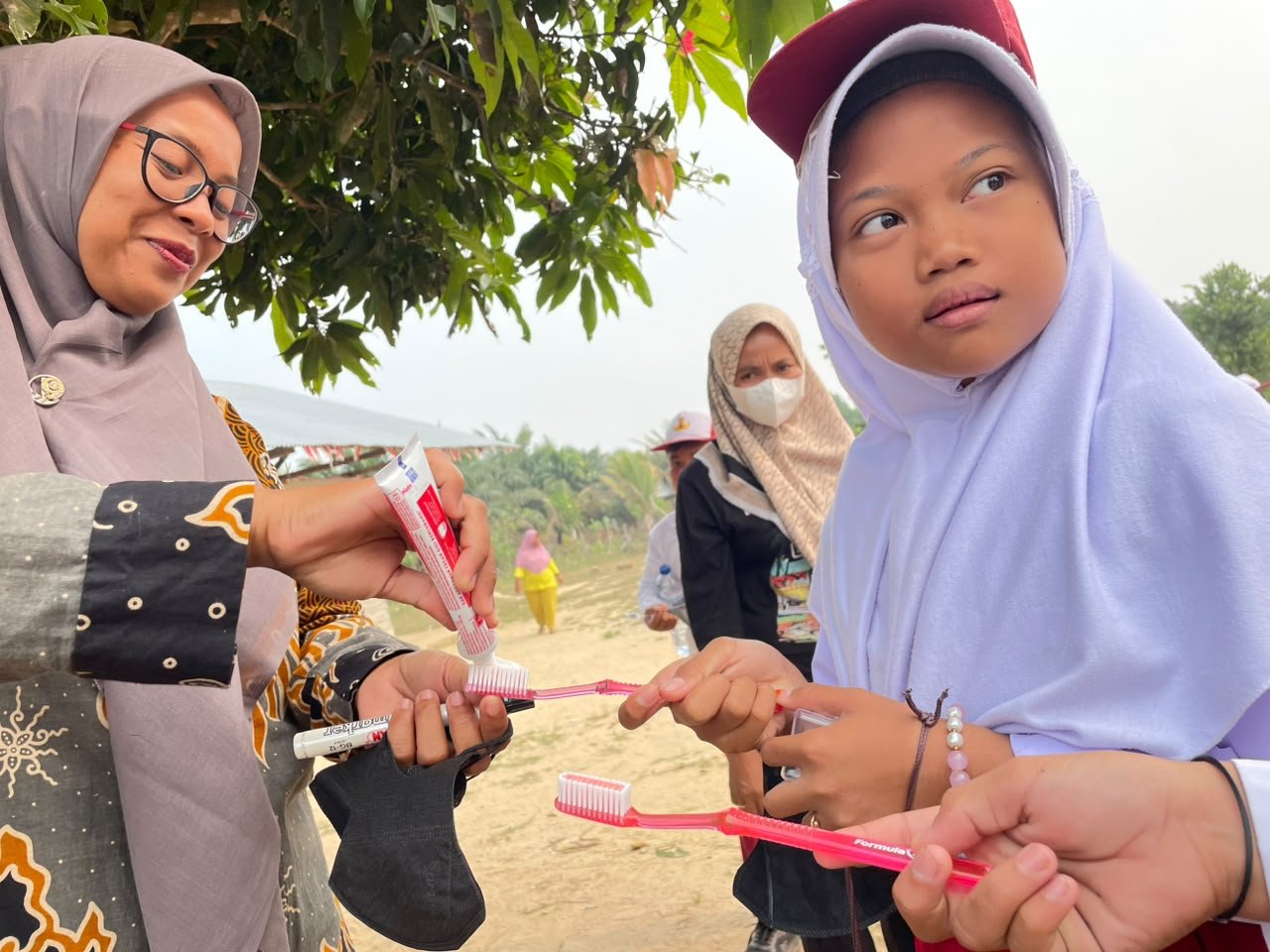 Tenaga pengajar di SDN 008 Jarak Jauh Pematang Panjang memberikan edukasi tentang pentingya menyikat gigi dua kali dalam sehari. 