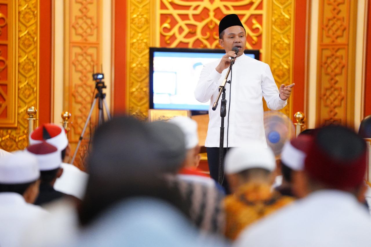 Gubri Abdul Wahid memberikan sambutan saat safari Ramadan.