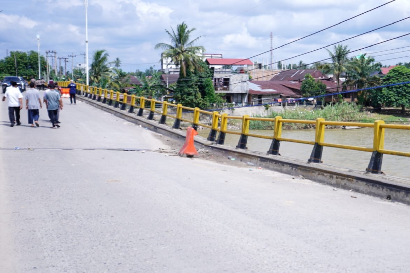 Kondisi Jembatan Sungai Rokan yang rusak.