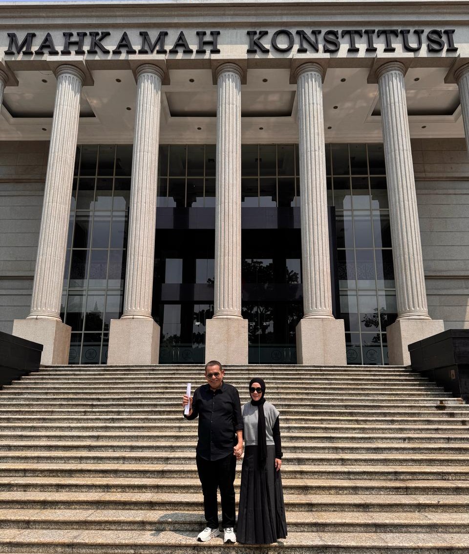  Irving Kahar Arifin didampingi sang istri, Sri Maiyana Harahap mendatangi Gedung Mahkamah Konstitusi.
