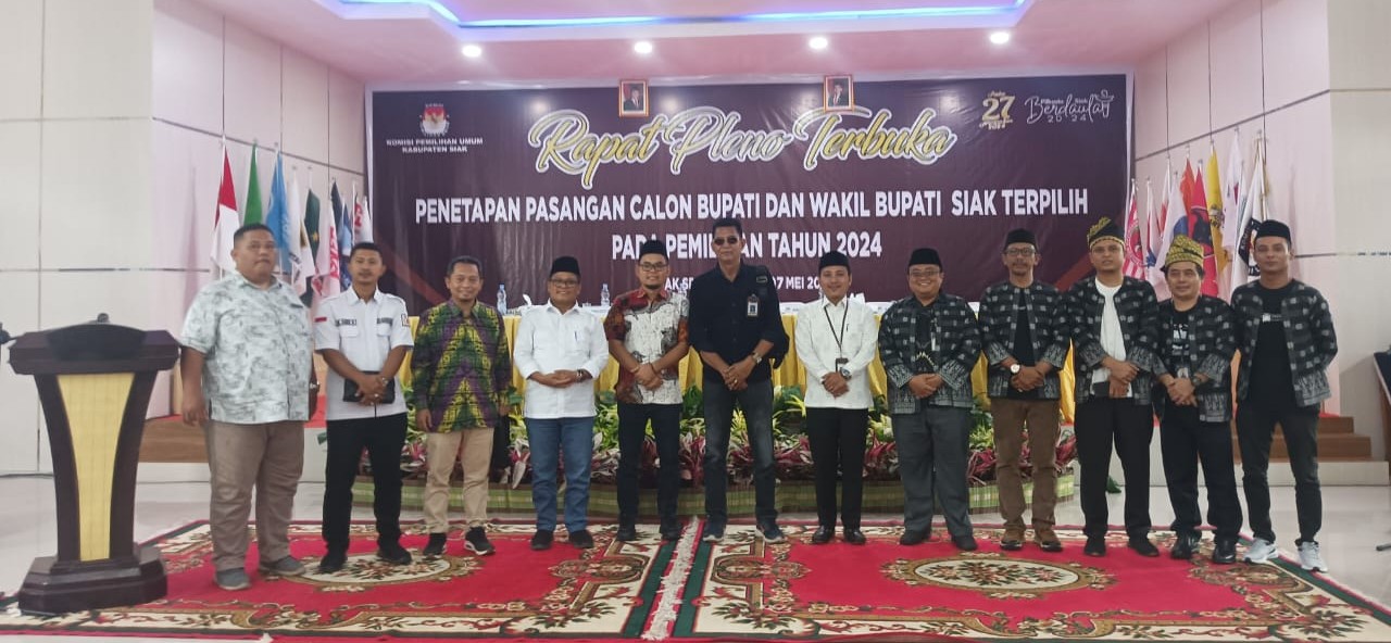 Jajaran KPU bersama Bawaslu Siak usai Sidang Pleno Terbuka penetapan Bupati dan Wakil Bupati Siak terpiliih.